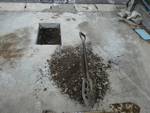 水道補修用に穴を開けた駐車場